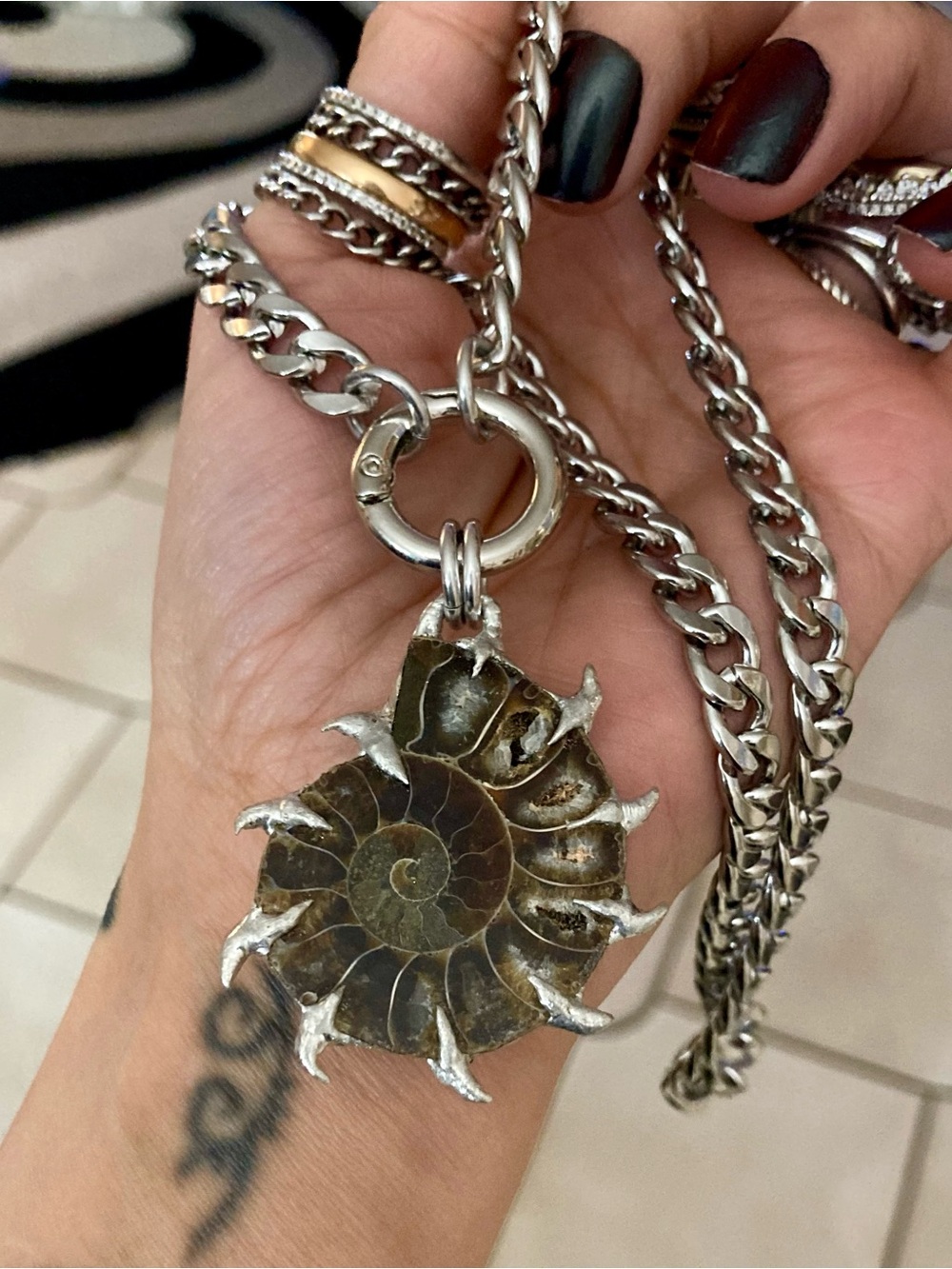 Genuine ammonite fossil shell with spikes on cuban chain choker necklace - Picture 10 of 15